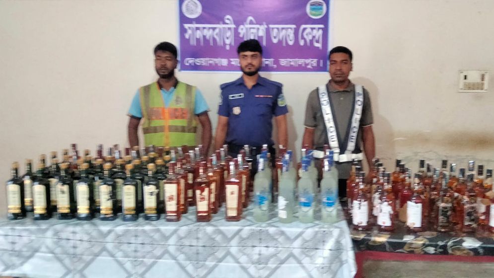 ভুট্টাক্ষেতে মদের চালান, অভিযানে পালাল চোরাকারবারিরা