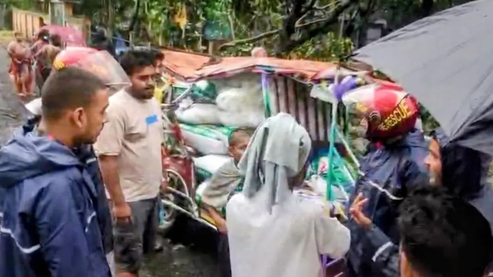 মুন্সীগঞ্জে কালবৈশাখি ঝড়ে গাছ উপড়ে পড়লো অটোরিকশার উপর