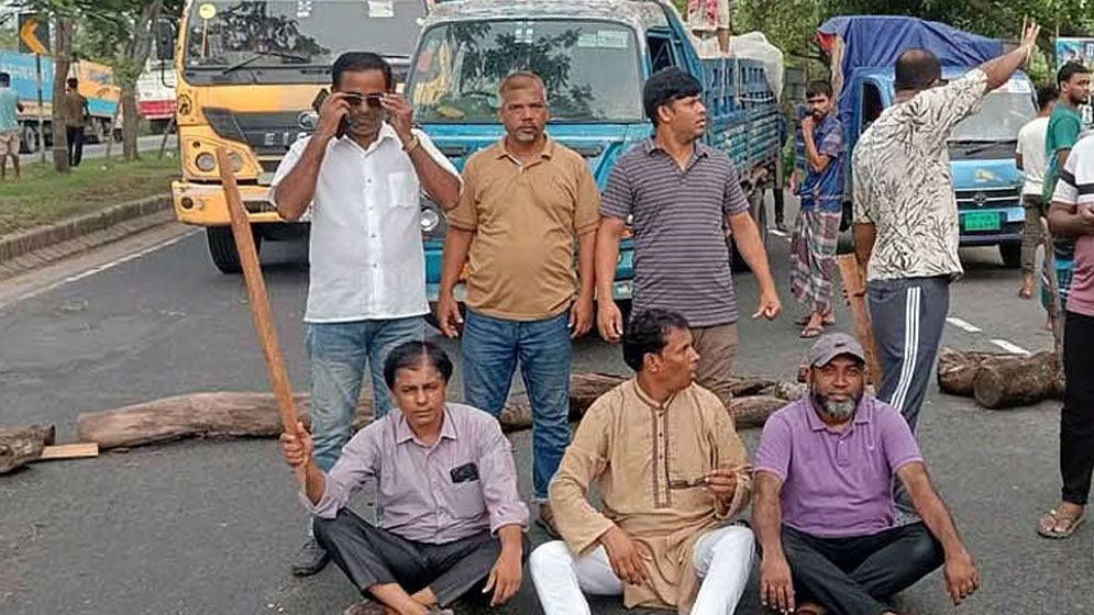 প্রতিবাদে ঢাকা-চট্টগ্রাম সড়ক অবরোধ