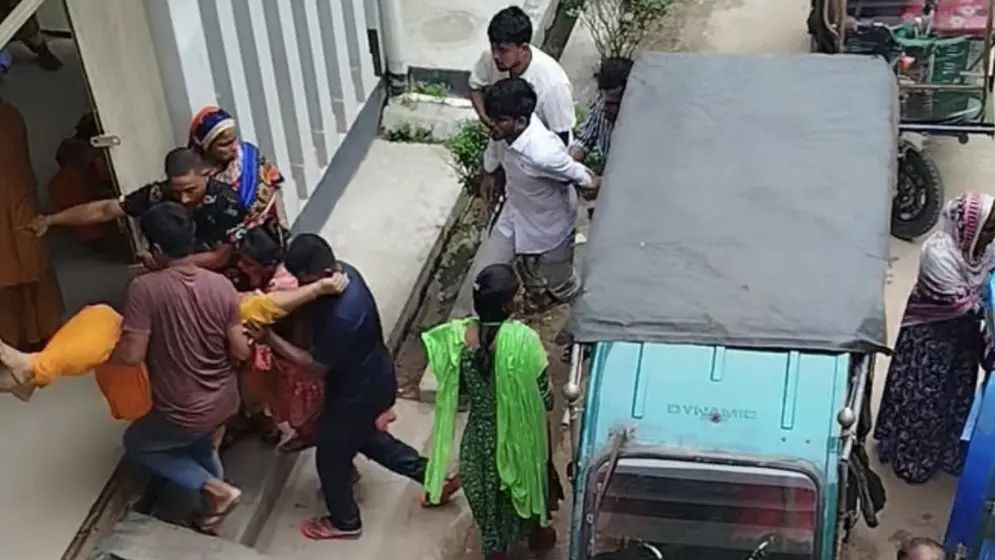 গাজীপুরে পোশাক কারখানায় পানি পান করে অসুস্থ ২ শতাধিক শ্রমিক