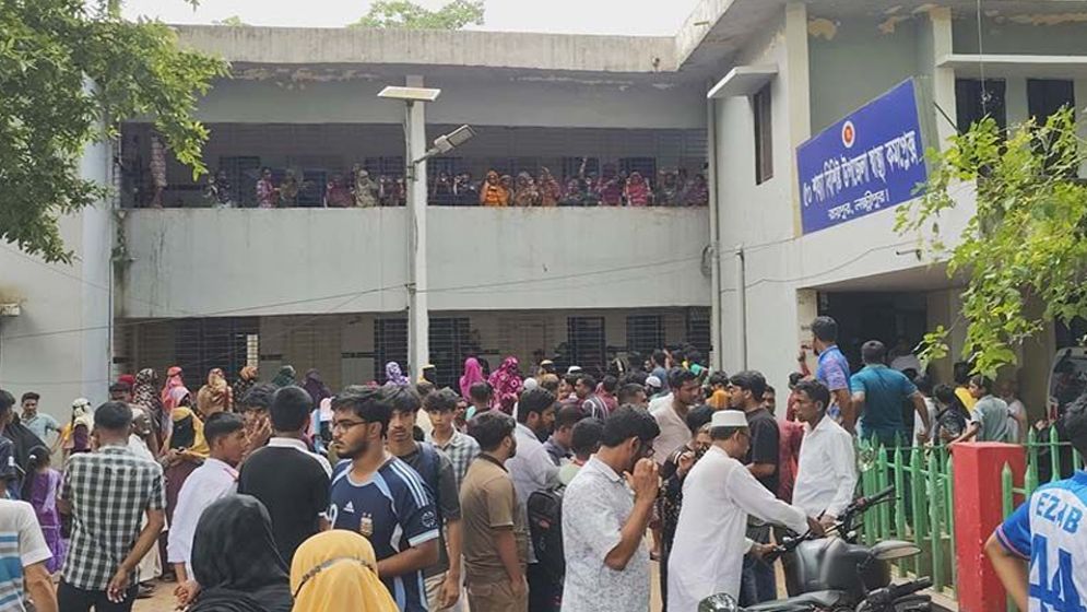 মা ও দুই বোনকে কুপিয়ে হত্যা, গণপিটুনিতে ঘাতকের মৃত্যু