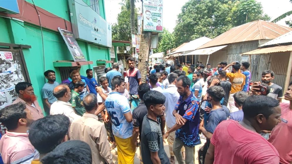 ঘন ঘন লোডশেডিং, ক্ষুব্ধ তাঁতশিল্পের মালিক-শ্রমিকরা রাস্তায়