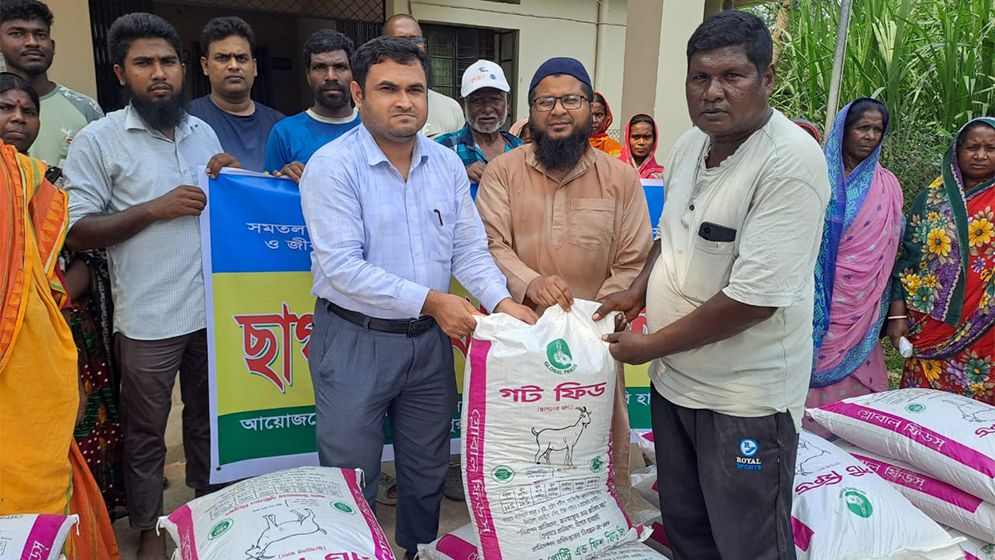 গোমস্তাপুরে ক্ষুদ্র নৃ-গোষ্ঠীর মাঝে ছাগলের খাবার বিতরণ