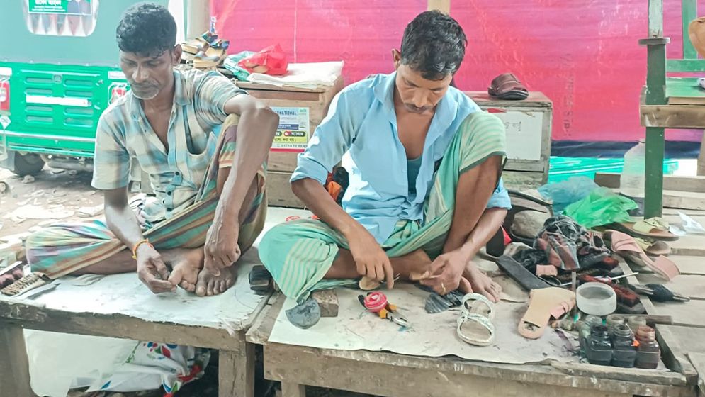 জুতা সেলাই করেই পার হচ্ছে জীবন