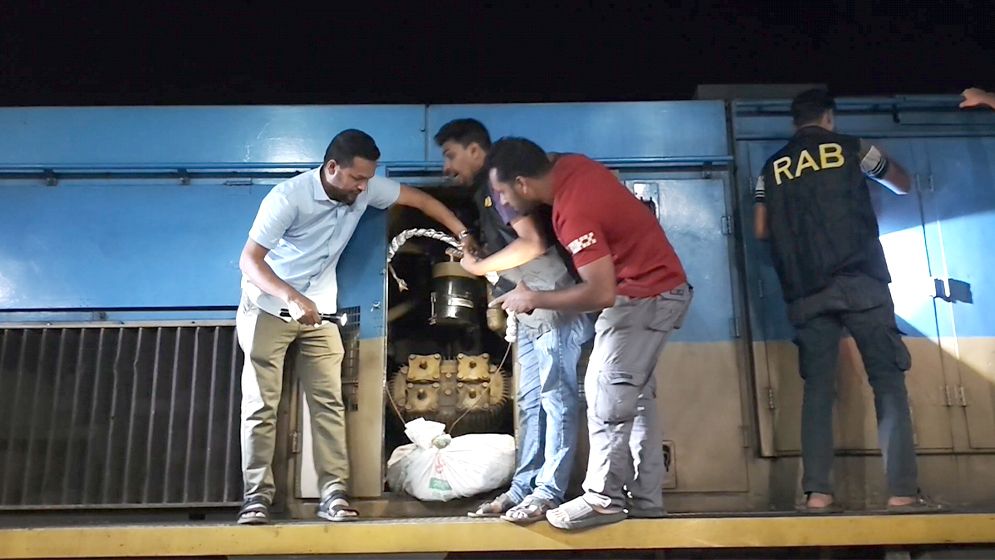 ট্রেনের ইঞ্জিনে গাঁজা, লোকোমাস্টার আটক