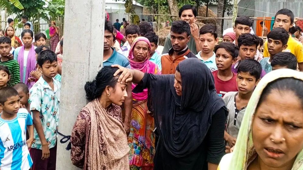 পুকুরে ছেলের মরদেহ, মাকে আটক করে পুলিশে দিল স্থানীয়রা