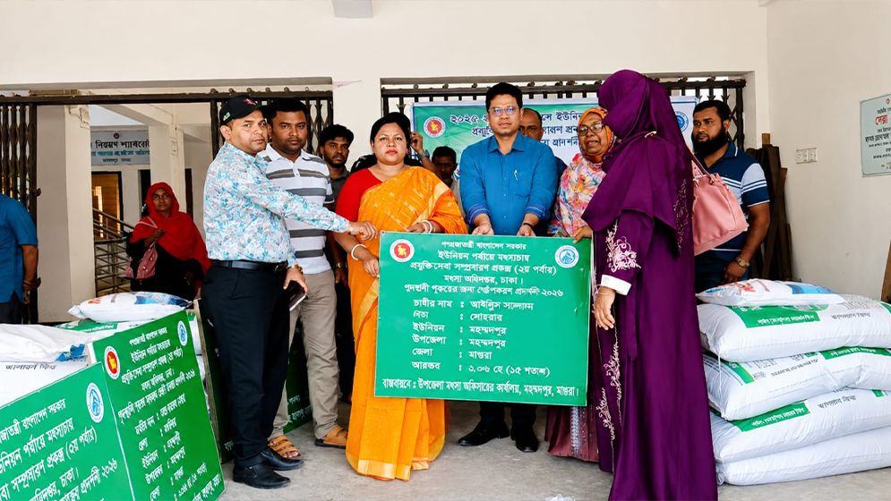 মহম্মদপুরে মৎস্য চাষিরা পেল প্রদর্শনী পুকুরের জন্য উপকরণ