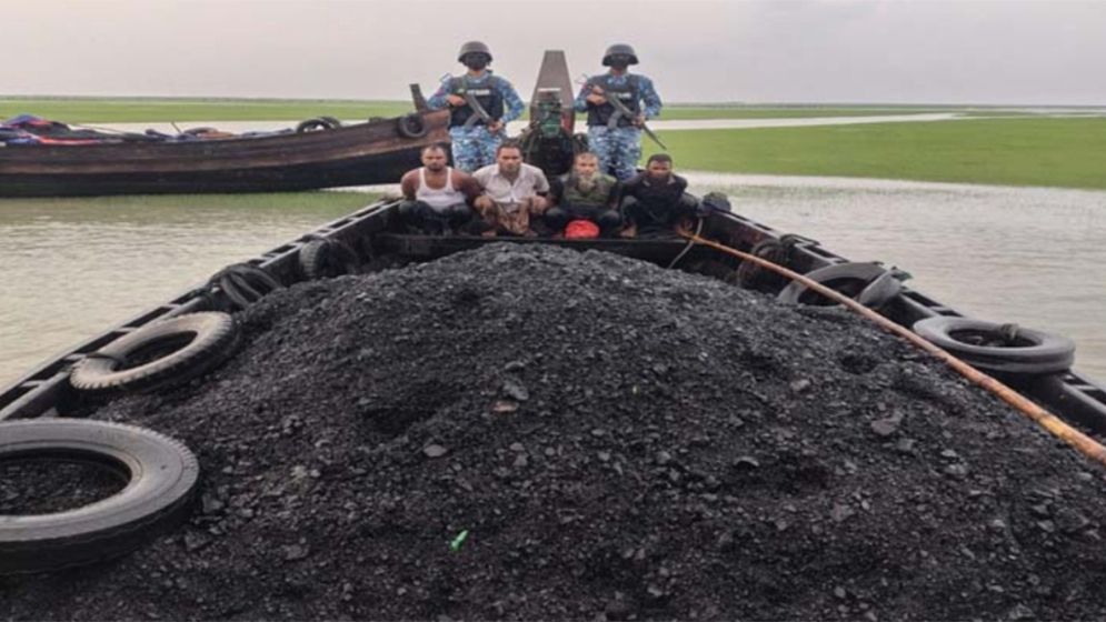 ভোলায় বিপুল পরিমাণ কয়লা জব্দ, ৪ জন আটক