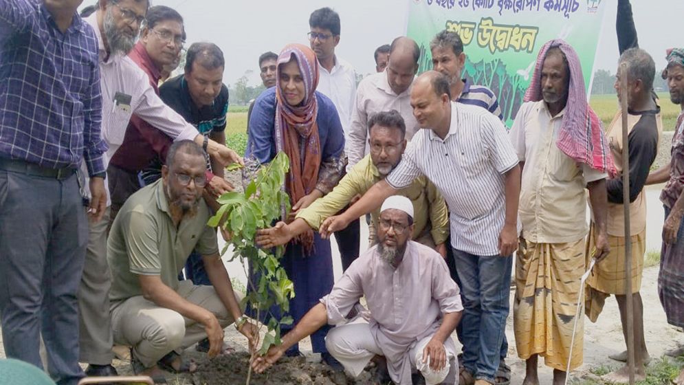 রাজারহাটে বৃক্ষরোপণ করলেন ইউএনও