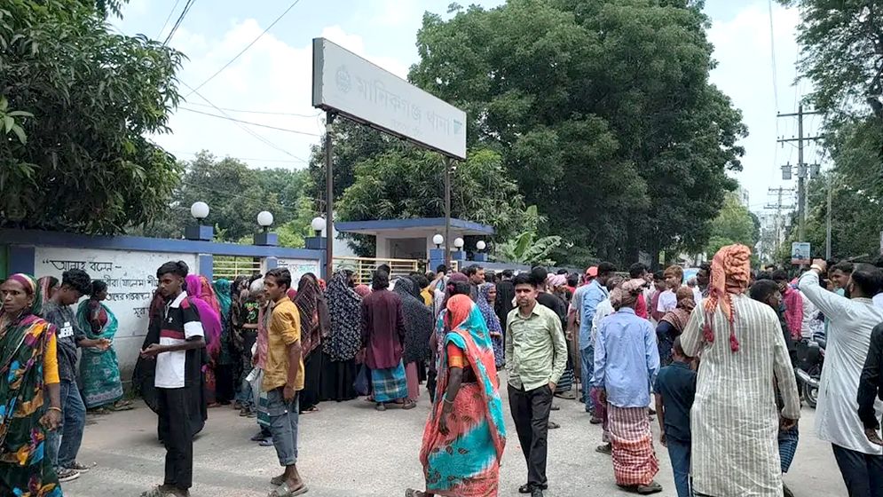 হত্যা মামলায় বিএনপি নেতা গ্রেপ্তার, মুক্তি চেয়ে থানার সামনে বিক্ষোভ
