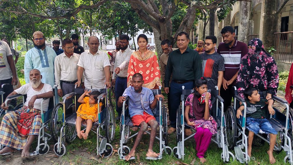 ১৫ প্রতিবন্ধী পেলেন হুইলচেয়ার