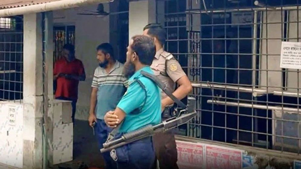ফজরের নামাজের সময় মসজিদে ঢুকে গুলি, আহত দুই মুসল্লি  