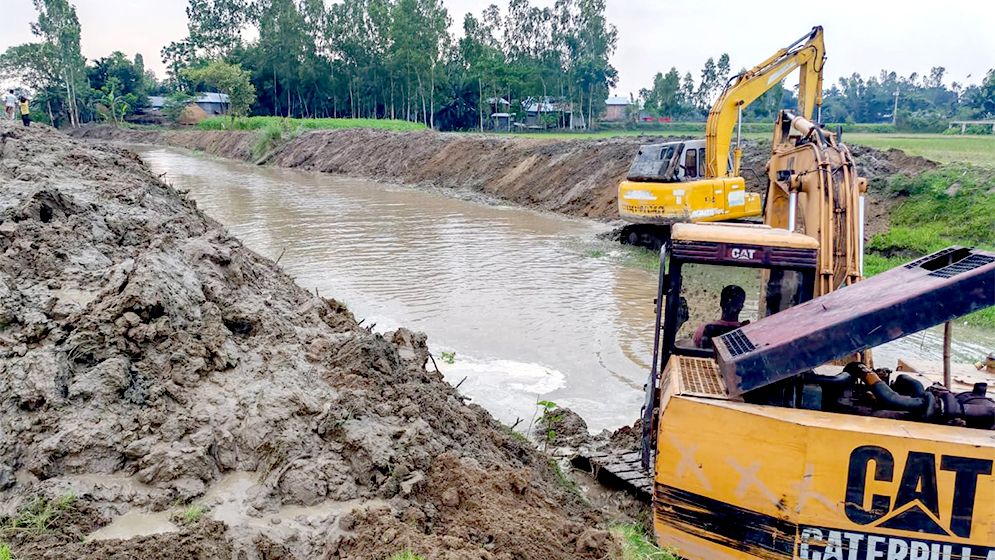 কাগজে-কলমে শ্রমিক, বাস্তবে খাল খনন চলছে এস্কেভেটরে