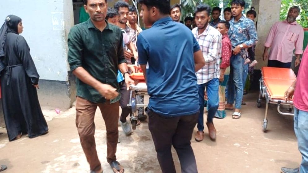 একই পরিবারের ৩ জনকে কুপিয়ে হত্যা, দুই জনের অবস্থা আশঙ্কাজনক