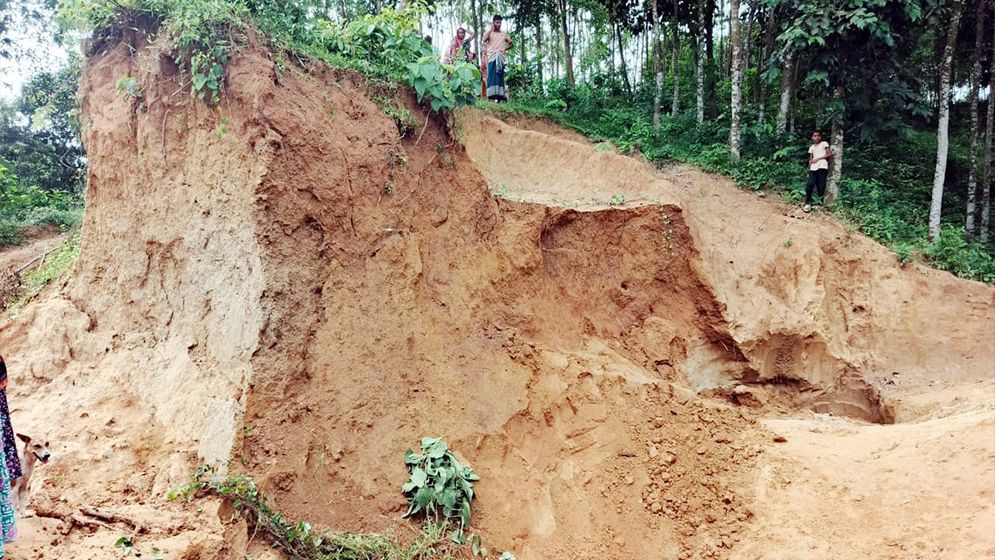 পাহাড় কাটার সময় মাটি ধসে প্রাণ গেল কিশোরের