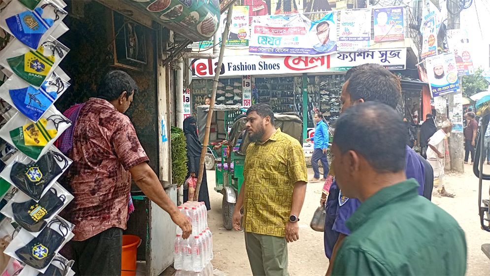 ফুটপাত দখলমুক্ত করতে উচ্ছেদ অভিযান, হকারদের মালামাল জব্দ