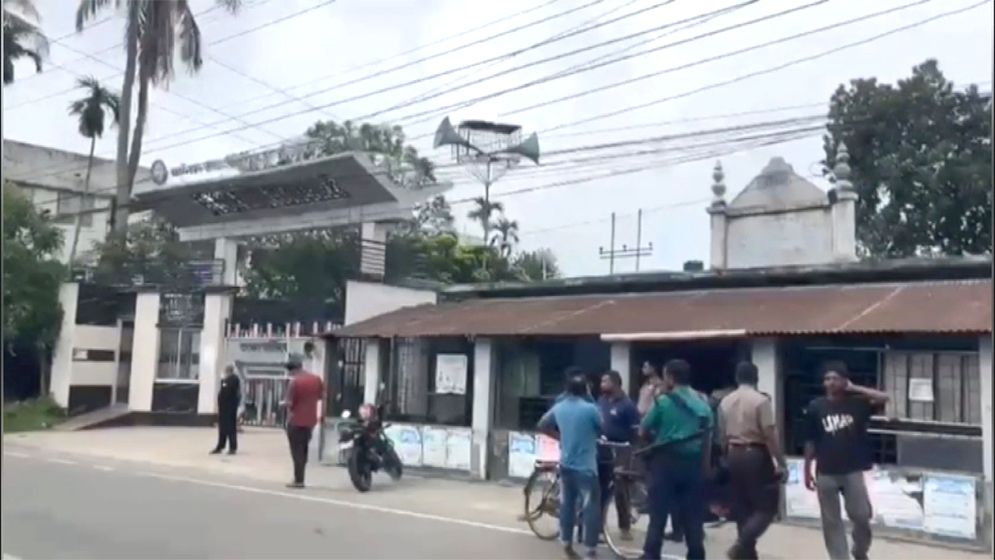 মসজিদে ঢুকে গুলি, দুজন আহত