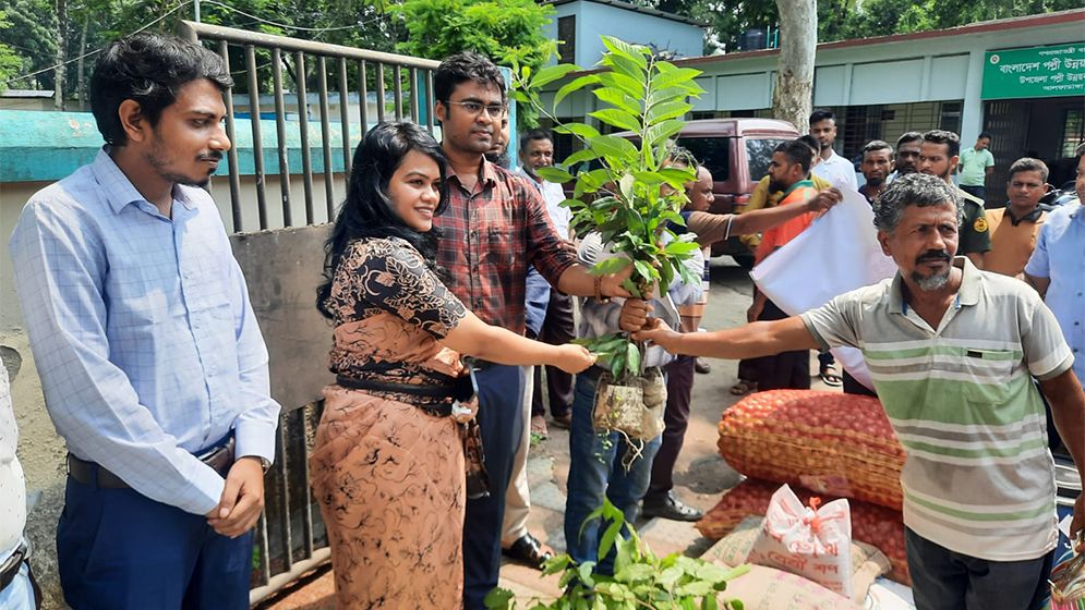 আলফাডাঙ্গায় কৃষকদের মাঝে বিনামূল্যে চারা, বীজ ও সার বিতরণ