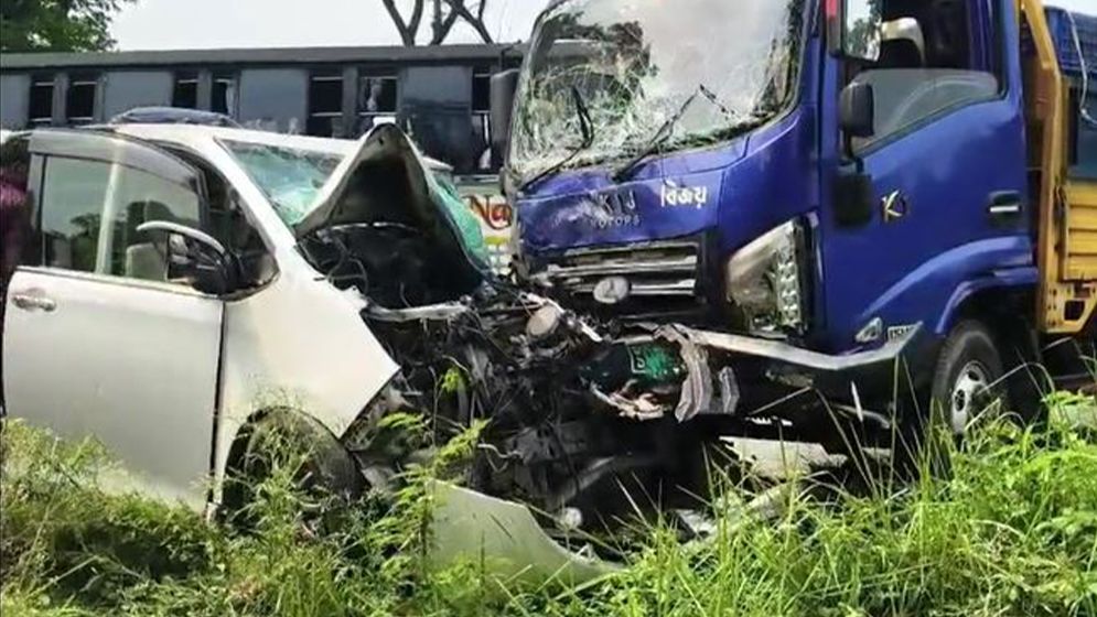 ট্রাক-হাইয়েস সংঘর্ষে প্রাণ গেল জমজ দুই শিশুর