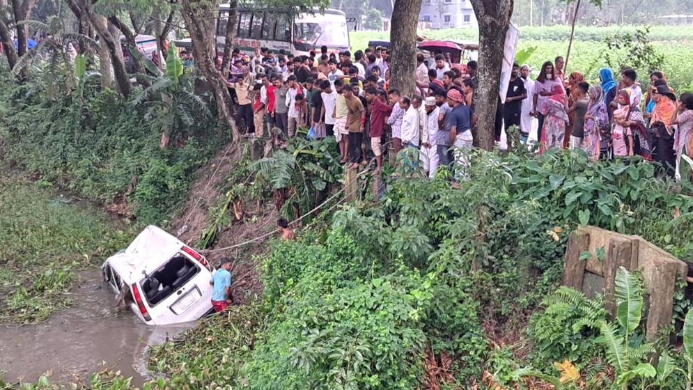 প্রবাসীকে বিমানবন্দরে পৌঁছে দিতে গিয়ে সড়ক দুর্ঘটনা: স্ত্রী নিহত, আহত ১০