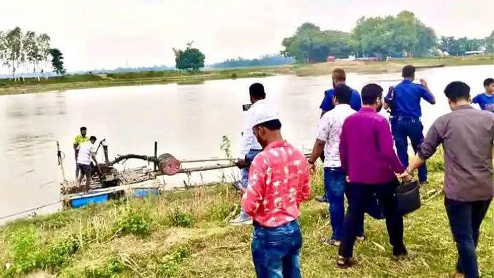 অবৈধভাবে বালু উত্তোলন, সরঞ্জামাদি জব্দ করে ঘটনাস্থলেই ধ্বংস