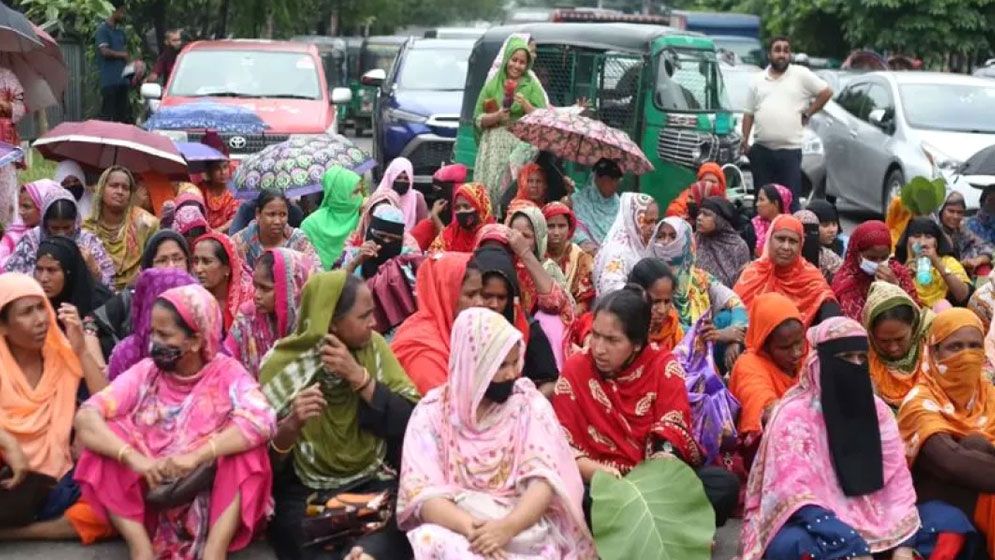 দুই ঘণ্টা পর তেজগাঁওয়ে সড়ক ছাড়লেন শ্রমিকরা, যান চলাচল শুরু  