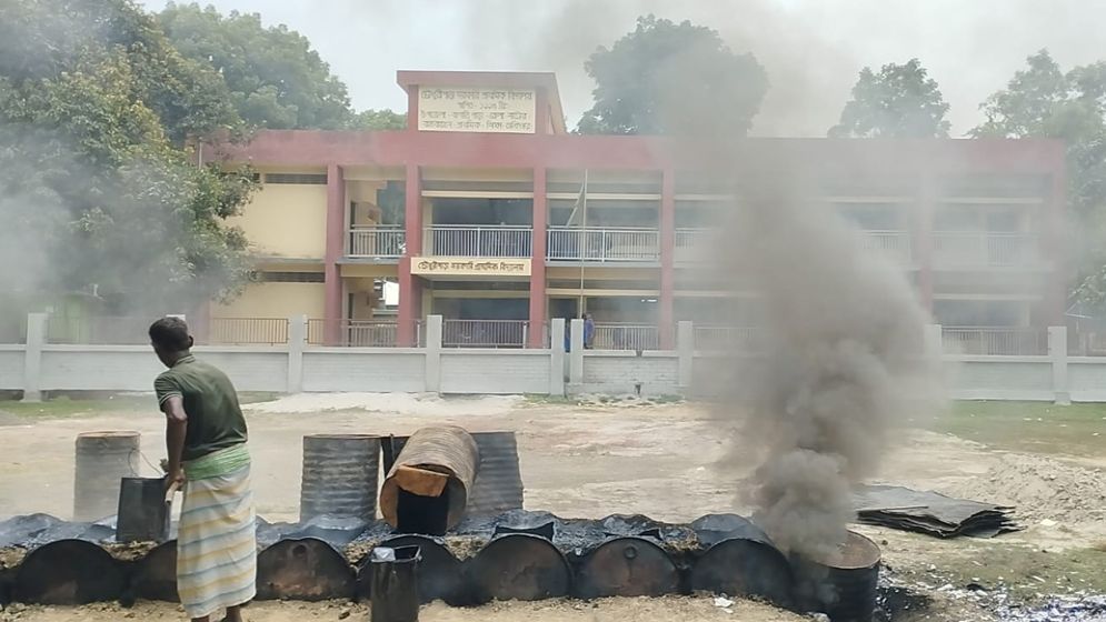 বিদ্যালয়ের পাশেই বিটুমিন পোড়ানো, ধোঁয়া-গন্ধে অতিষ্ঠ শিক্ষার্থীরা