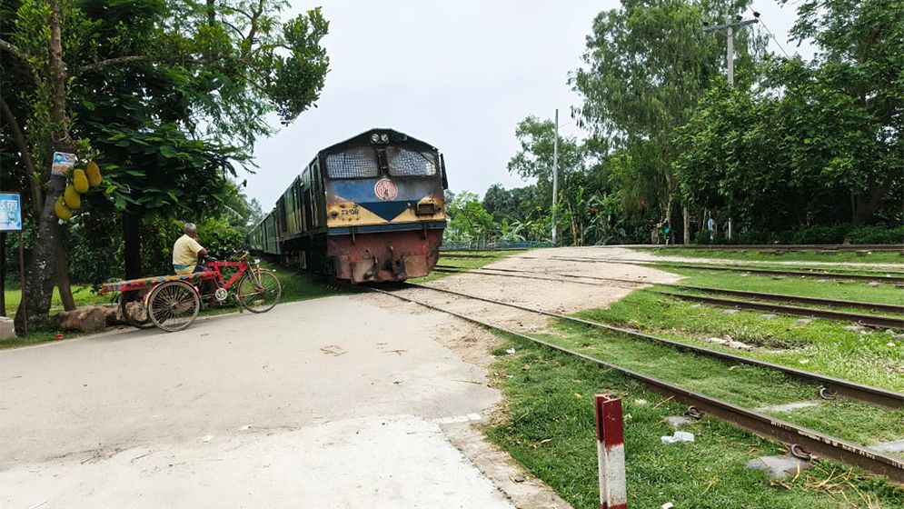 সরিষাবাড়ীতে অরক্ষিত ৩০ রেলক্রসিং যেন মরণফাঁদ