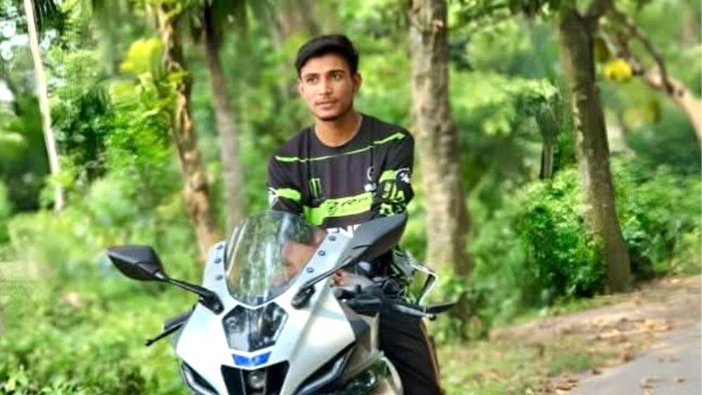 জামগাছ থেকে পড়ে প্রাণ গেল কলেজছাত্রের