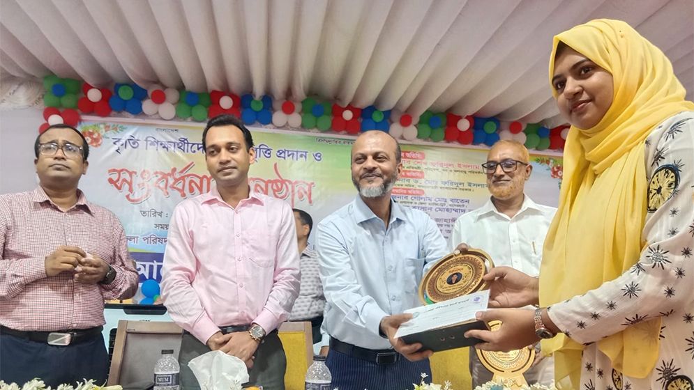 বাগেরহাটে মেধাবী শিক্ষার্থীকে সংবর্ধনা ও বৃত্তি প্রদান