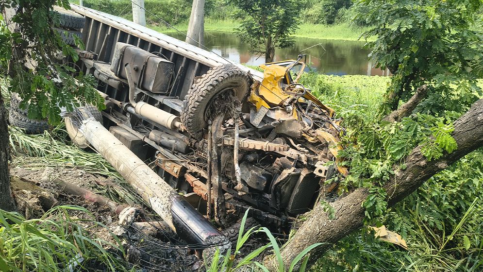 চাকা ফেটে উল্টে গেল কাভার্ডভ্যান, নিহত চালক
