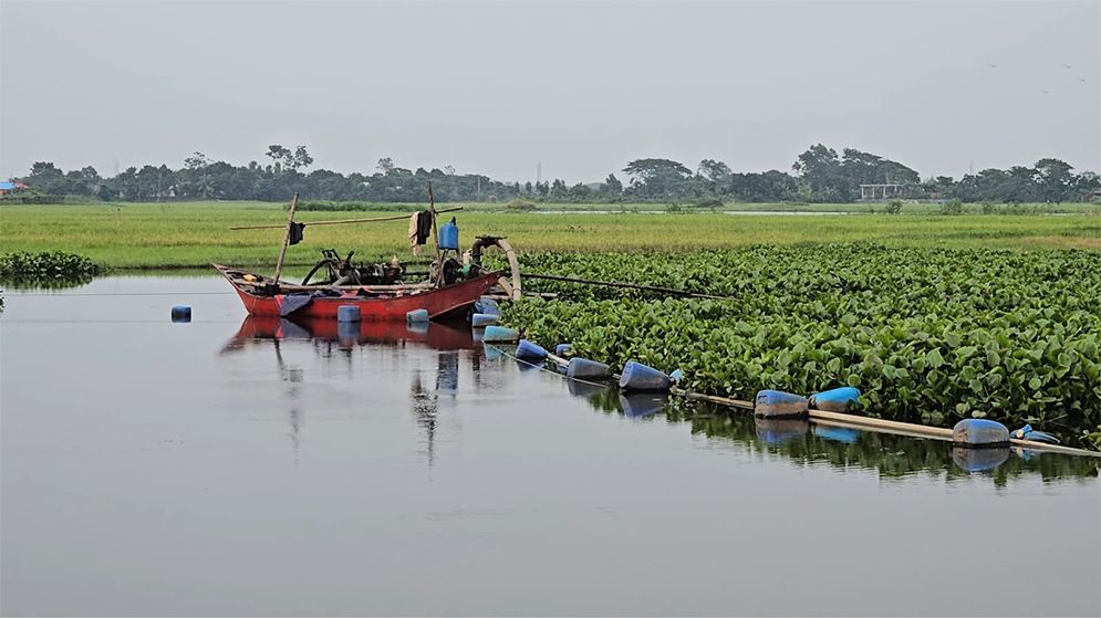 ড্রেজারের দাপটে কমছে তিন ফসলি জমি, কাটছে দরদরিয়া খাল