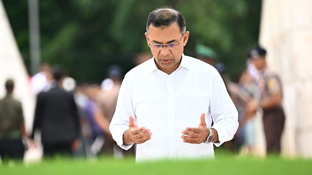 দেশে ফিরেই বাবা-মায়ের কবর জিয়ারত প্রধানমন্ত্রীর  