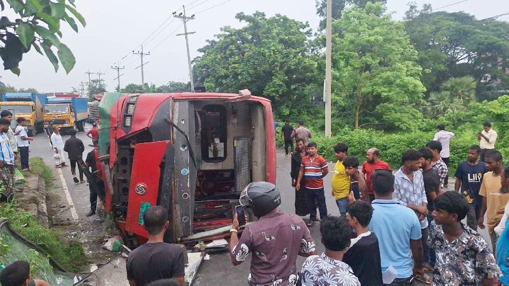 মহাসড়কে বিআরটিসি বাস উল্টে আহত ১২