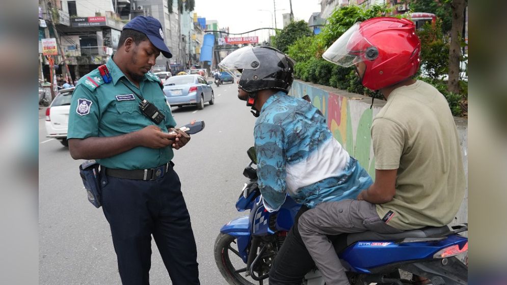 ট্রাফিক আইন লঙ্ঘনে ১,৯০৯ মামলা