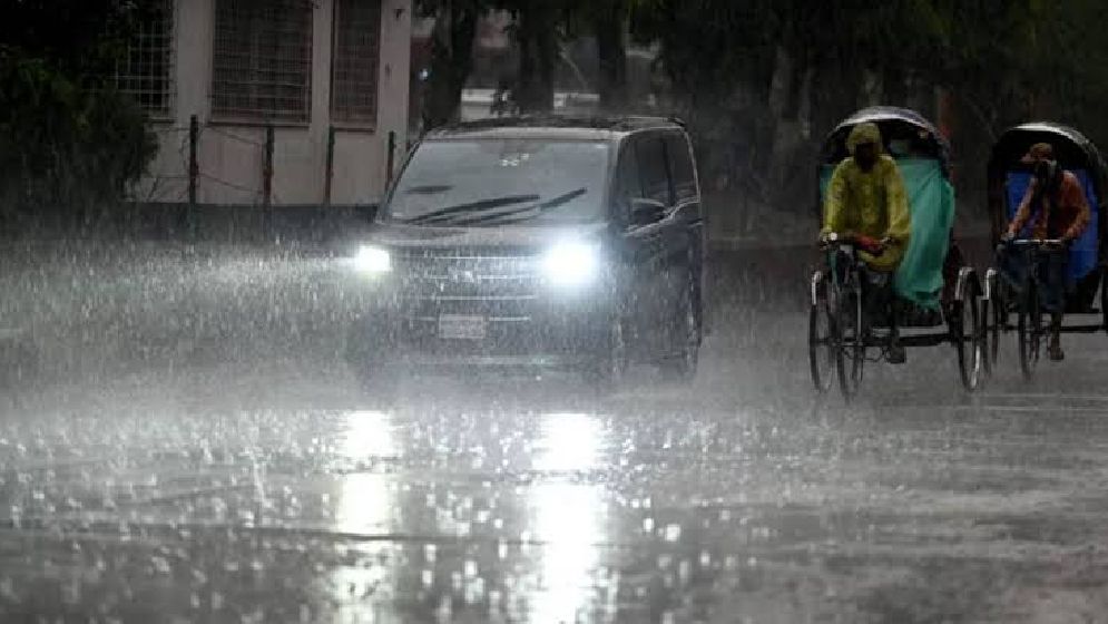 আজ রাতে ঢাকায় বজ্রসহ বৃষ্টির পূর্বাভাস