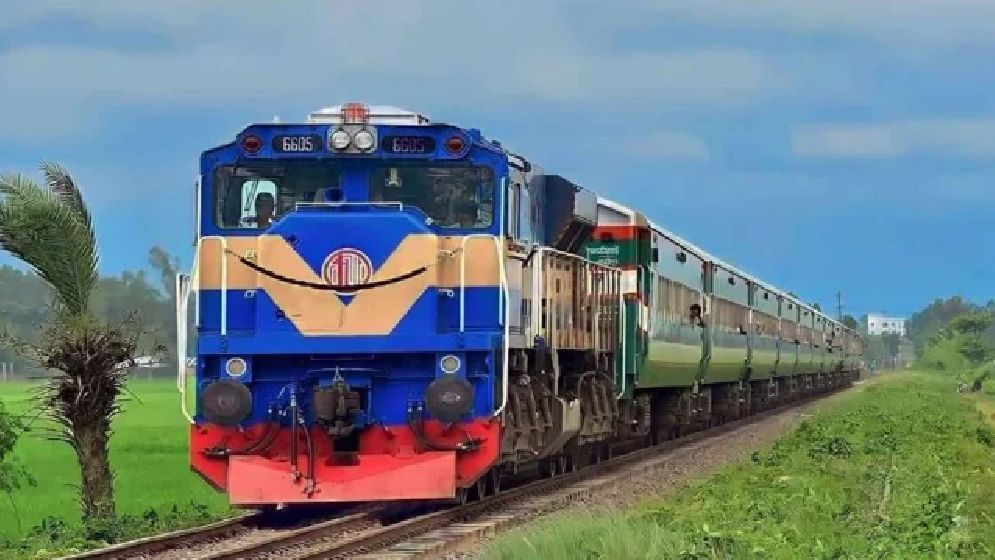 চলন্ত ট্রেন থেকে ইঞ্জিন বিচ্ছিন্ন, আহত ১