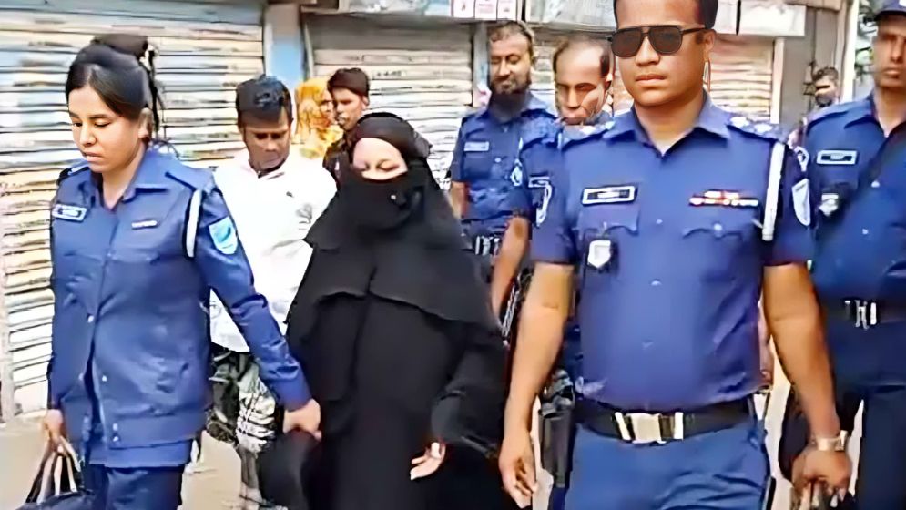 ঘুমের ওষুধ খাইয়ে স্বামীকে গলা কেটে হত্যা, স্ত্রী গ্রেপ্তার