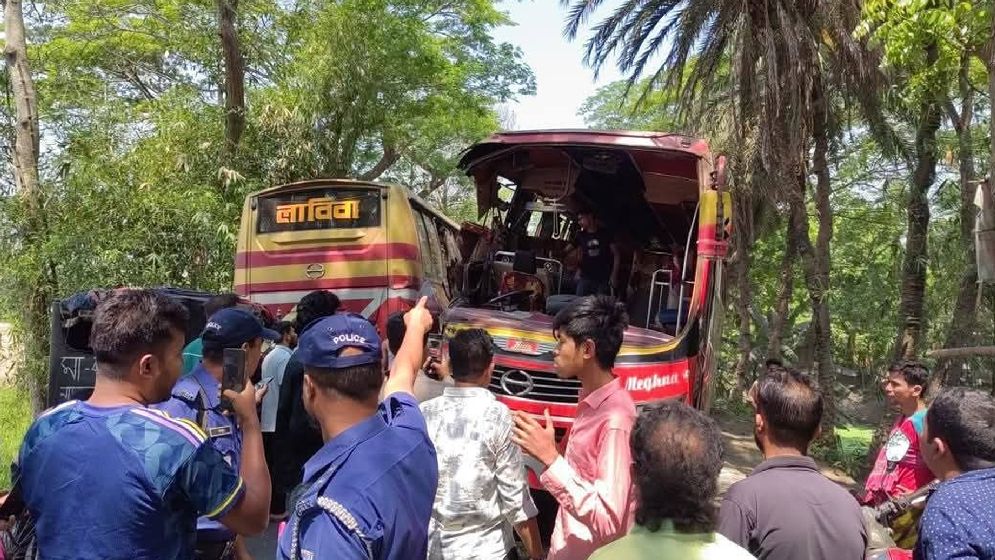 দুই বাসের মুখোমুখি সংঘর্ষ, আহত ১৫