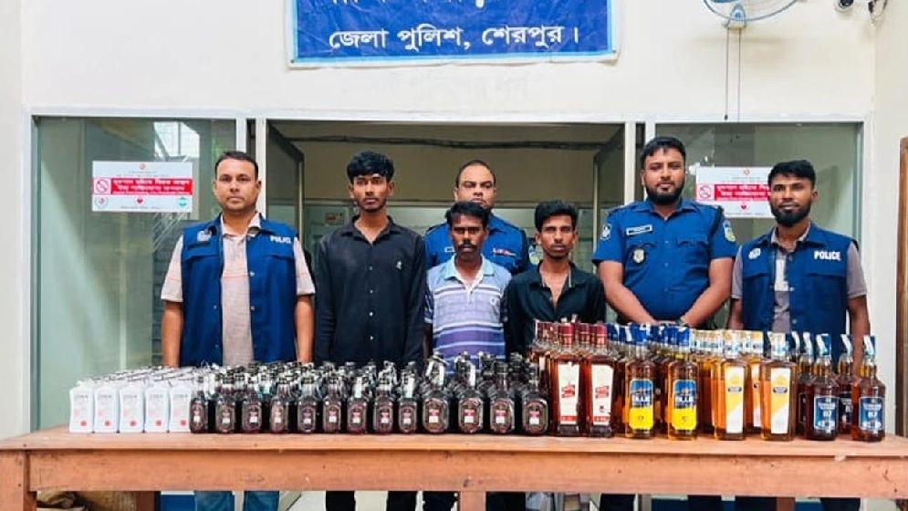 বিপুল ভারতীয় মদসহ আটক ৩