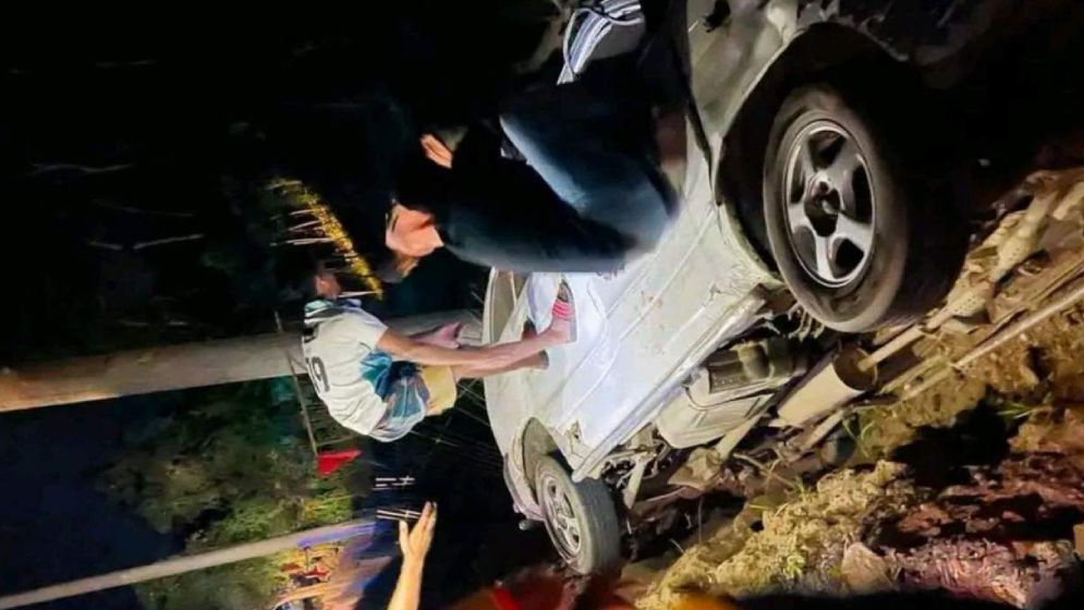 অভিযানে যাওয়ার পথে খাদে ডিবির গাড়ি, আহত ৮
