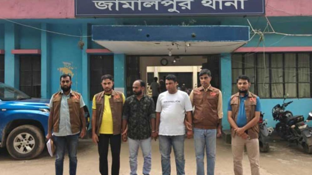 পুলিশে চাকরির প্রলোভন দেখিয়ে প্রতারণা, গ্রেপ্তার ২