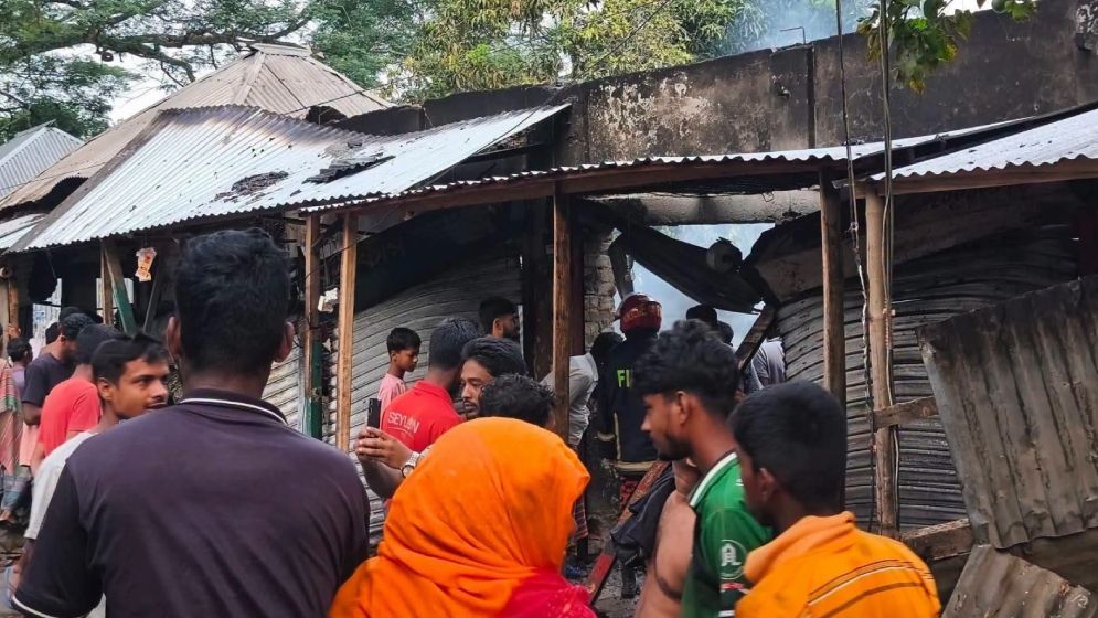 বাজারে আগুনে সিলিন্ডার বিস্ফোরণ, নিহত ১