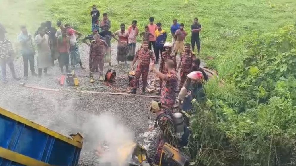 পাথরবোঝাই ট্রাক খাদে পড়ে ২ জনের মৃত্যু