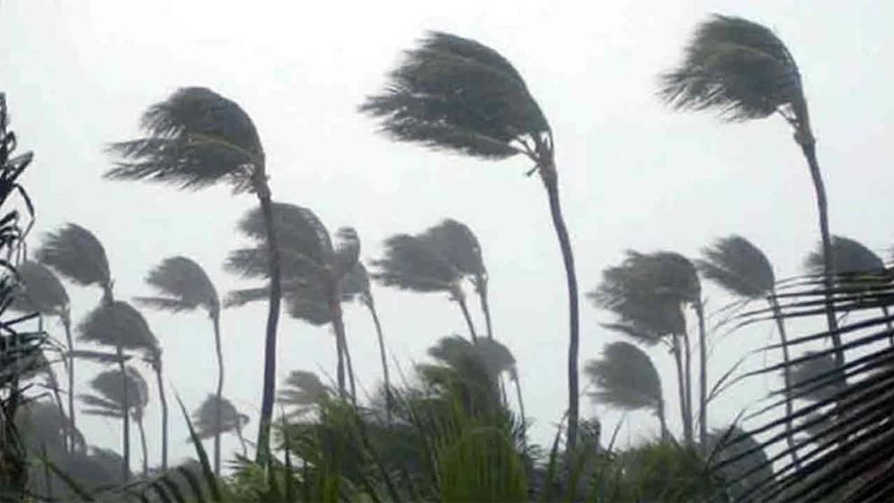 দুপুরের মধ্যে ৬০ কিমি বেগে ঝড়ের শঙ্কা