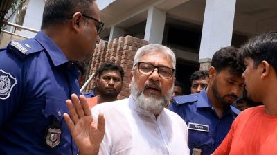 আ.লীগ নেতার বাড়িতে পুলিশের অভিযান, স্বজনদের বাধায় রক্ষা