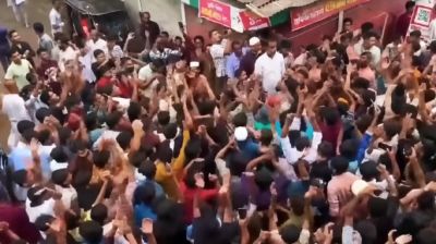 মিছিলকারীদের সংখ্যা দেখে সটকে পড়ে পুলিশ