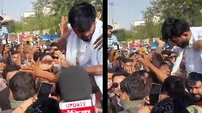 ‘অশিক্ষিতরা দেশ চালাচ্ছেন’