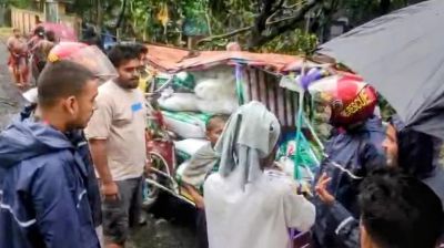 মুন্সীগঞ্জে কালবৈশাখি ঝড়ে গাছ উপড়ে পড়লো অটোরিকশার উপর