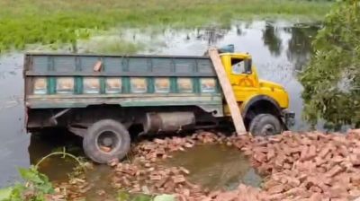 ব্রাহ্মণবাড়িয়ায় ইটবোঝাই ট্রাক খাদে পড়ে ২ শ্রমিক নিহত
